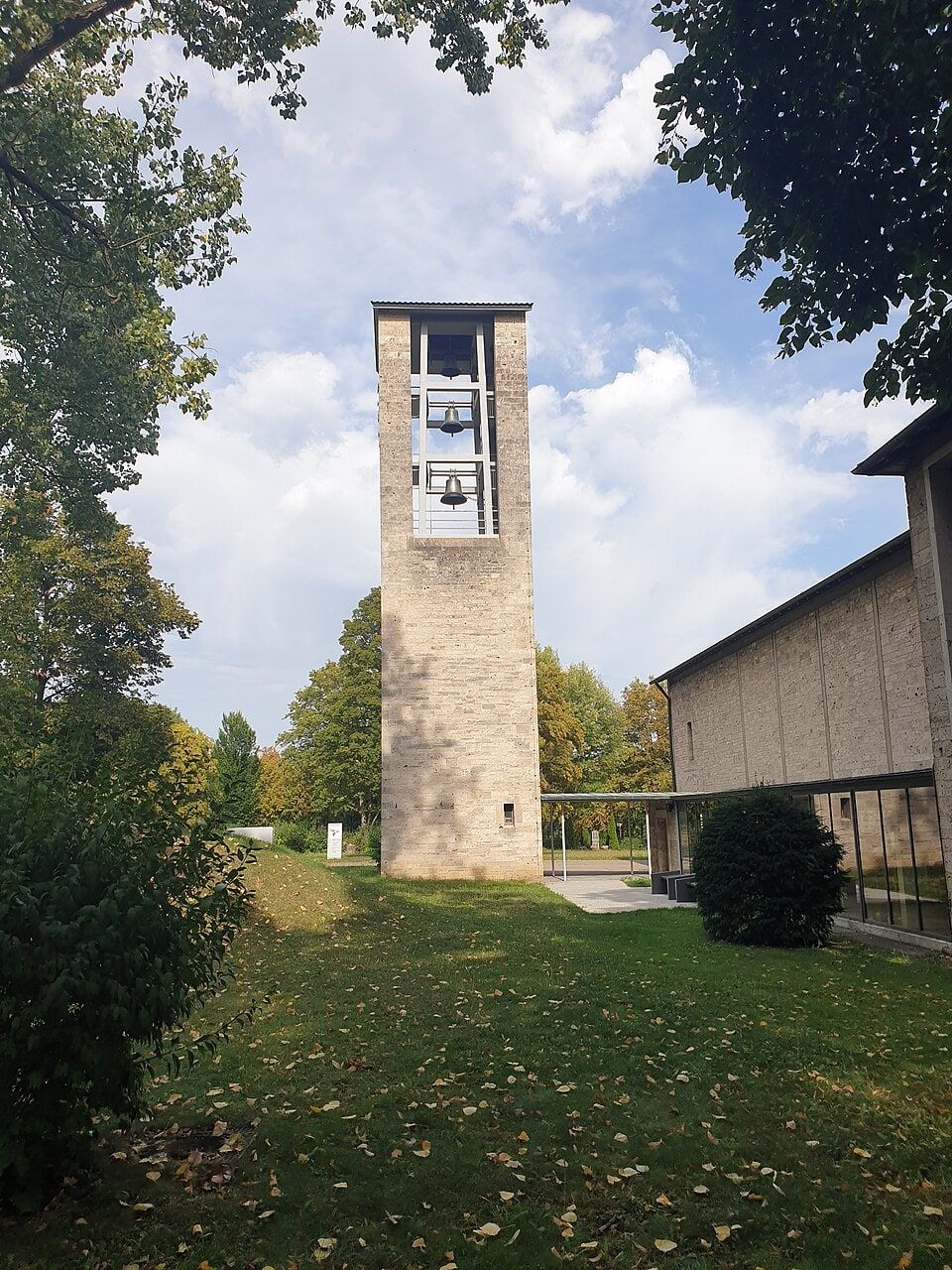 Glockenturm der Aussegnungshalle auf Friedhof Römerschanze Reutlingen